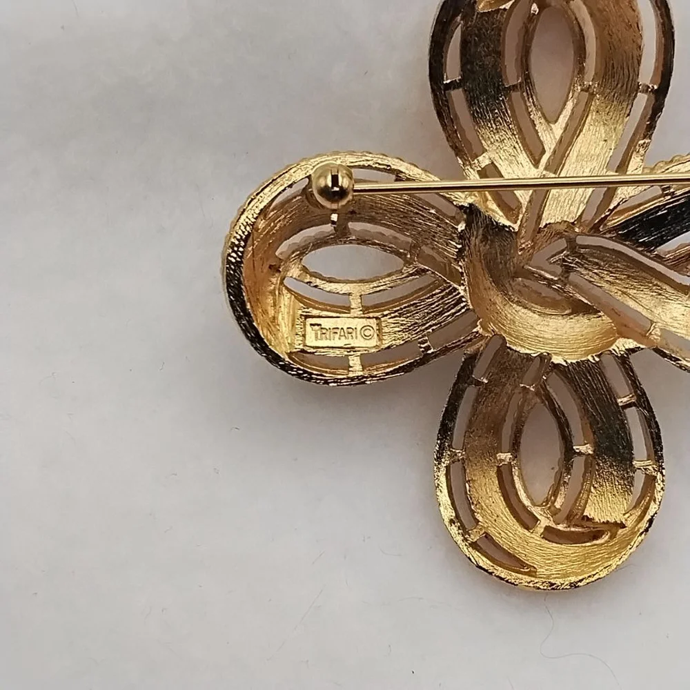 Vintage Trifari Gold Tone Brooch • 1950s Ribbon Loop Pin • Mid Century Modern